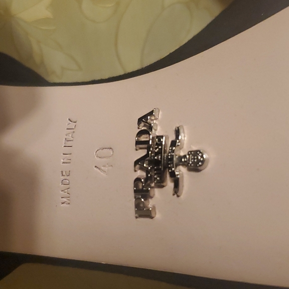 Prada shoes black Prada shoes black heel comes with pra original shoe protector - Picture 9 of 16